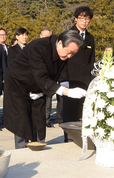 김무성 새누리당 대표가 14일 경남 김해 봉하마을 고 노무현 전 대통령 묘역을 찾아 참배하고 있다. 김해=뉴시스