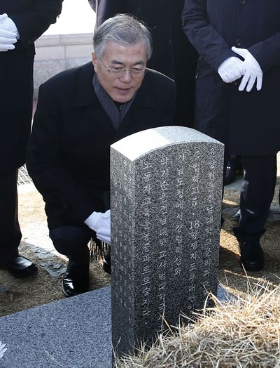 같은 날 문재인 새정치민주연합 대표는 광주 국립5.18민주묘지를 방문해 묘비를 살펴보고 있다. 광주=연합뉴스