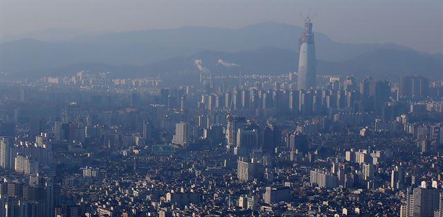 지난 12일 오전 서울 상공에서 바라본 잠실 일대에서 건설 중인 제2롯데월드 건물. 연합뉴스