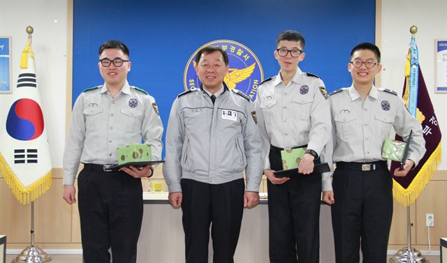 시집가는 딸을 위해 준비한 현금봉투를 실수로 길에 흘린 50대 여성이 서울 중부경찰서 방범순찰대 소속 의경들의 도움으로 소중한 돈을 되찾았다. 김성섭 중부서장(왼쪽 두 번째)과 의경들이 기념 촬영을 하고 있다. 서울 중부경찰서 제공