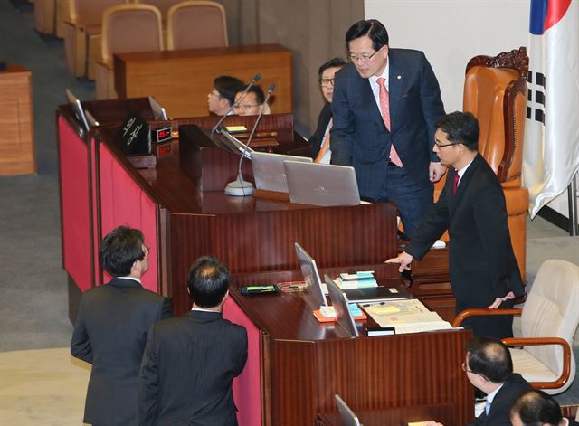 정의화 국회의장(오른쪽)이 16일 국회 본회의장에서 '이완구 총리 후보자 임명동의안' 투표를 앞두고 새누리당 유승민 원내대표, 조해진 원내수석부대표와 논의하고 있다. 연합뉴스