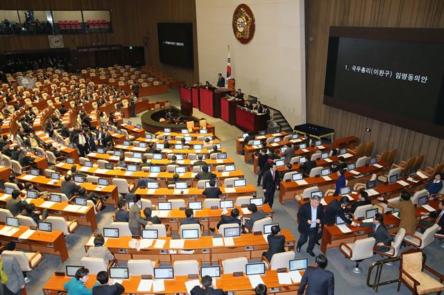 정의화 국회의장이 16일 국회 본회의에서 '이완구 국무총리 후보자 임명동의안'을 상정하고 있다. 연합뉴스