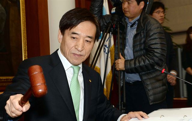 이주열 한국은행 총재가 17일 오전 서울 중구 소공동 한국은행 본점에서 열린 금융통화위원회 본회의에서 회의 시작을 알리는 의사봉을 두드리고 있다. 연합뉴스