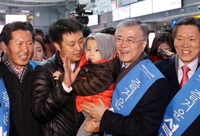 설 연휴를 하루 앞둔 17일 문재인(오른쪽 두 번째) 새정치민주연합 대표 등 당 지도부가 서울 용산역을 찾아 귀성객들에게 귀성 인사를 하고 있다. 오대근기자 inliner@hk.co.kr