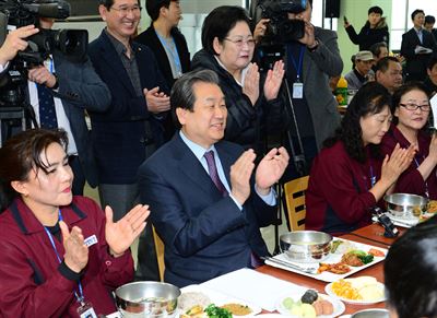 김무성 새누리당 대표가 17일 국회 헌정기념관에서 국회 환경미화원을 초청해 설맞이 떡국 오찬을 함께 하고 있다. 오대근기자 inliner@hk.co.kr