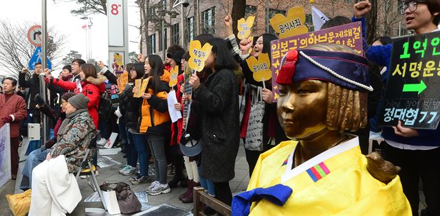 일본군 위안부 문제 해결을 위한 정기 수요집회가 열린 18일 오후 서울 종로구 주한 일본 대사관 앞에서 일본군 위안부 피해자인 김복동, 길원옥 할머니와 학생들이 구호를 외치고 있다. 뉴시스