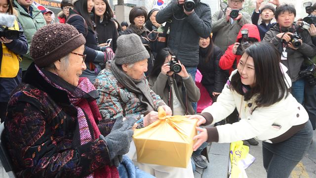 일본군 위안부 문제 해결을 위한 정기 수요집회가 열린 18일 오후 서울 종로구 주한 일본 대사관 앞에서 설 명절을 맞아 학생들이 일본군 위안부 피해자인 김복동, 길원옥 할머니에게 설 선물을 전달하고 있다. 뉴시스