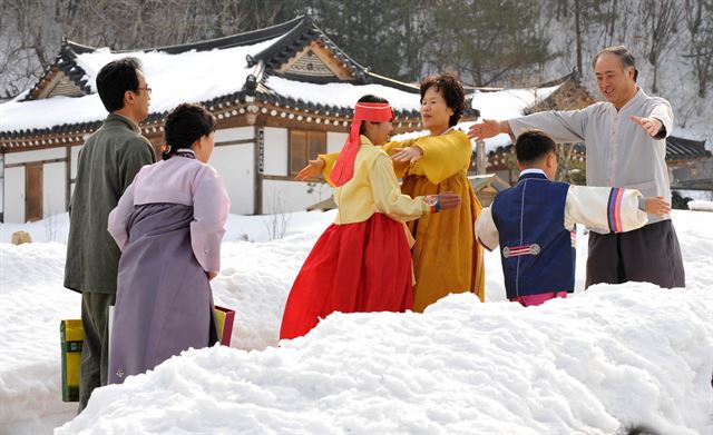 한국과 중국, 일본의 설문화는 사뭇 다르다. 한복을 곱게 차려 입은 한국의 한 가족이 고향집에 도착하자 부모님이 반갑게 맞아주고 있다. 한국일보 자료사진