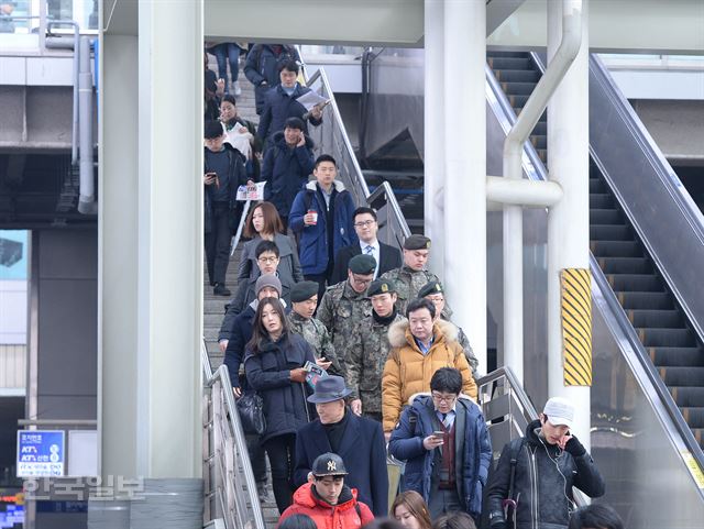 고향을 찾기 위해 벌이는 귀성전쟁은 세 나라가 비슷하다. 17일 오전 서울역에서 귀성객들이 열차를 타러 가고 있다. 20150217 서울역. 이정현 인턴기자(국민대 사법학과 3)