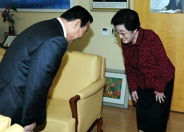 설날을 맞아 이완구 국무총리가 19일 오전 서울 마포구 동교동 고 김대중 전 대통령의 자택을 방문해 이희호 여사와 인사를 나누고 있다. 뉴시스