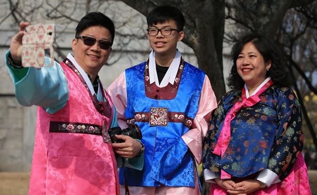 설을 맞아 19일 오후 서울 국립고궁박물관을 찾은 외국인 관광객들이 한복 체험을 하며 기념사진을 찍고 있다. 연합뉴스