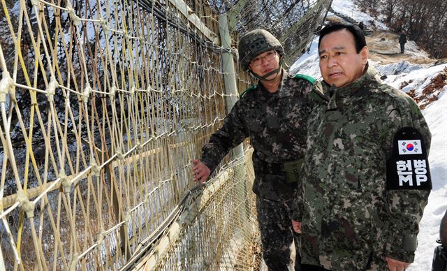 이완구 국무총리가 20일 육군 15사단을 방문해 철책을 점검하고 있다. 뉴시스