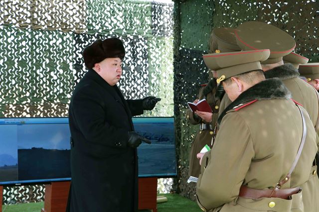 김정은 북한 국방위원회 제1위원장이 최근 서남전선부대의 섬타격·상륙 연습을 참관했다고 조선중앙통신이 21일 보도했다. 조선중앙통신은 구체적인 훈련 일시와 장소 등은 밝히지 않았다. 연합뉴스