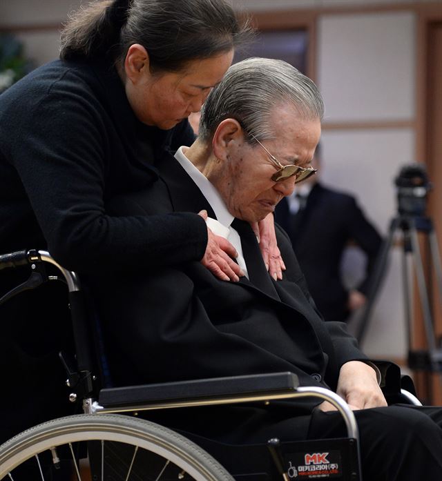 김종필 전 국무총리가 22일 서울 송파구 서울아산병원에 마련된 부인 고 박영옥 씨의 빈소에서 헌화를 마친 뒤 흐느끼자 딸 예리씨가 위로하고 있다. 뉴시스