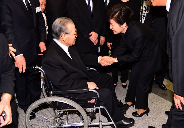 박근혜 대통령이 23일 오후 송파구 서울아산병원 장례식장에 마련된 김종필 전 국무총리의 부인 故 박영옥 씨의 빈소를 찾아 조문 후 김 전 총리를 위로하고 있다. 연합뉴스