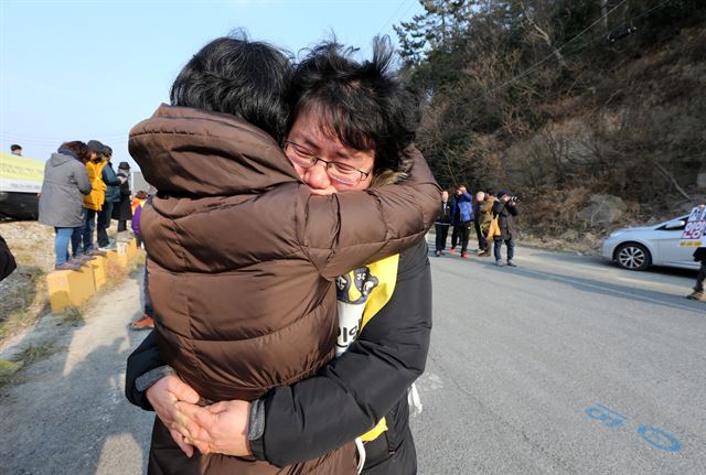 세월호 4·16 가족협의회 도보행진단이 14일 오후 전남 진도군 팽목항에 도착, 한 실종자 가족이 행진을 마치고 눈물을 흘리고 있다. 도보행진단은 '세월호 인양'을 촉구하며 안산지역을 출발해 전남 진도 팽목항까지 19박 20일동안 릴레이 도보행진을 펼쳤다. 연합뉴스