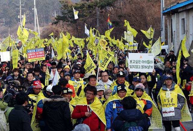 세월호 4·16 가족협의회 도보행진단이 14일 오후 전남 진도군 팽목항에 도착하고 있다. 도보행진단은 '세월호 인양'을 촉구하며 19박 20일동안 안산지역을 출발해 전남 진도 팽목항까지 릴레이 도보행진을 펼쳤다. 연합뉴스