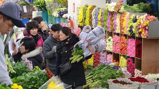 도매점포를 찾은 소매상인들이 꽃을 살펴보고 있다.