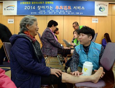 한국수자원공사(K-water) 직원과 의료봉사 단체 회원들이 댐 주변 지역 노인들을 대상으로 의료봉사를 진행하고 있다. K-water 제공