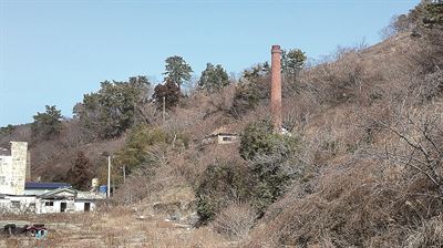 1950년대 국내 처음 세워진 수산물 통조림공장 터. 현재는 굴뚝만 남아 있다.