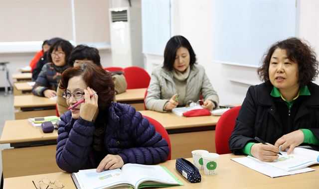 충남 서산지역 숙박·외식업 등 종사자들이 26일 서산시 평생학습센터에서 열린 '소상공인을 위한 중국어 강좌'를 수강하고 있다. 서산시 제공