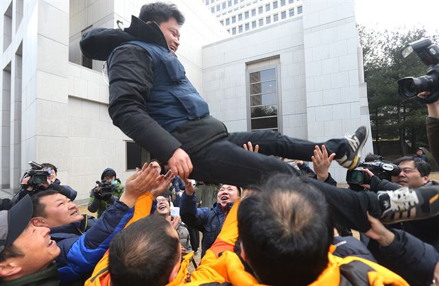 26일 서울 서초동 대법원 앞에서 현대차 노조원과 협력업체 직원들이 현대차를 상대로 낸 근로자 지위 확인 소송 상고심에서 승소한 오지환씨를 헹가래하고 있다. 연합뉴스