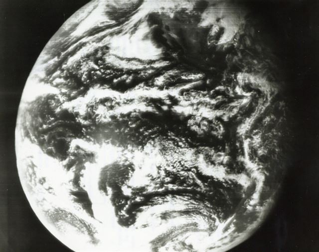 The first black and white photograph of almost the entire disc of the Earth, ATS I, 9 December 1966.사진= Dreweatts & Bloomsbury Auctions .