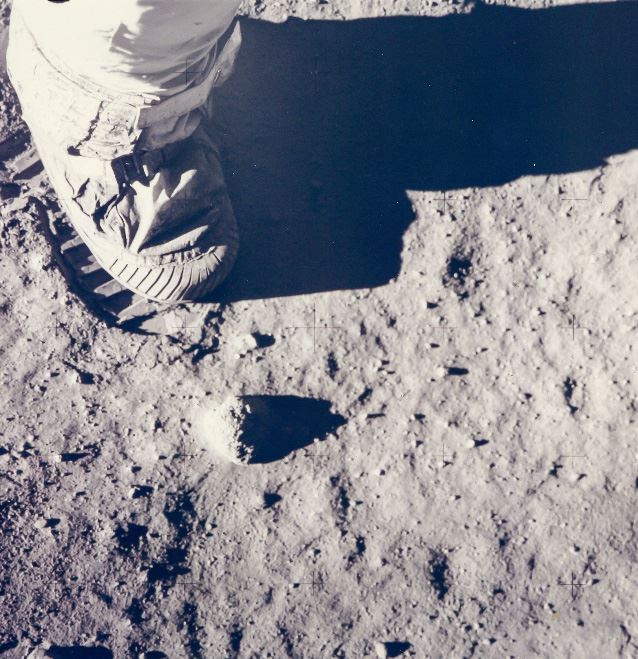 Aldrin’s boot in lunar soil, Apollo 11, July 1969.사진= Dreweatts & Bloomsbury Auctions .