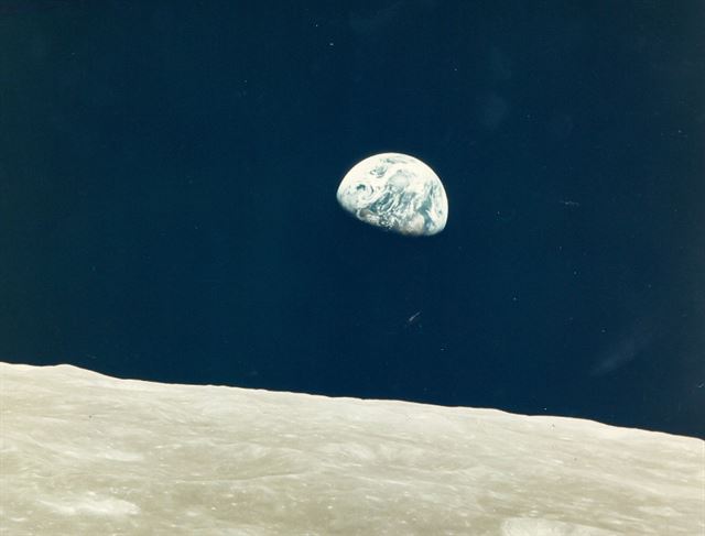 First Earthrise seen by human eyes, Apollo 8, December 1968 .사진= Dreweatts & Bloomsbury Auctions .