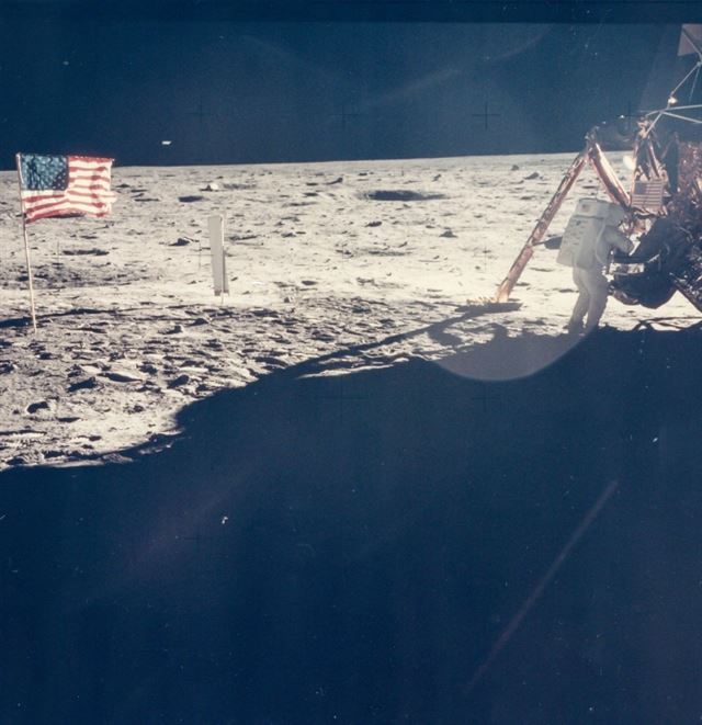 Neil Armstrong on the moon in 1969. 사진= Dreweatts & Bloomsbury Auctions .