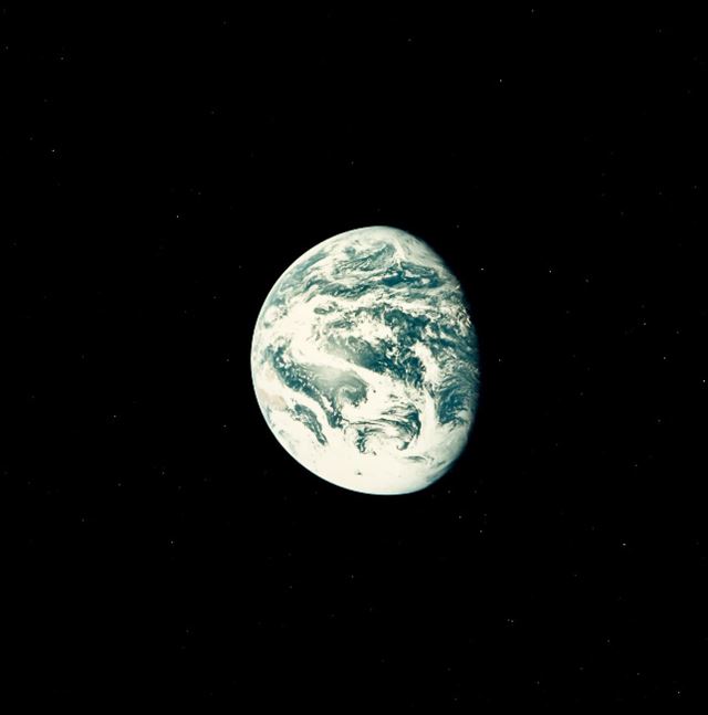 The Earth, Apollo 17, December 1972. 사진= Dreweatts & Bloomsbury Auctions .