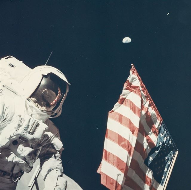 image, taken by astronaut Eugene Cernan, shows Harrison 'Jack' Schmitt with Earth above the US flag, during the Apollo 17 mission in December 1972.사진= Dreweatts & Bloomsbury Auctions .