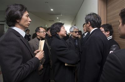 중앙대가 26일 오후 서울 동작구 캠퍼스에서 학과제 폐지 등을 내용으로 하는 '학사구조 선진화 계획'을 발표하는 가운데 이를 반대하는 '대학구조조정에 대한 교수 대표 비상대책위원회' 교수들이 발표장에 진입하려다 저지당하자 항의하고 있다. 연합뉴스