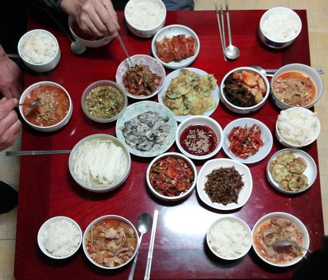 전 이장님댁에서 받은 저녁 상차림. 싱싱한 재료에 손맛을 곁들여 해내시는 반찬이 일품이라 과식하기 십상이다.