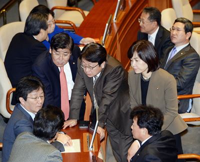 유승민(맨 왼쪽) 새누리당 원내대표가 27일 국회 본회의 교육·사회·문화 분야 대정부 질문 도중 의원들에 둘러싸여 이야기를 나누고 있다. 배우한기자 bwh3140@hk.co.kr