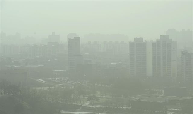 황사로 인해 서울 송파구 올림픽공원 주변이 뿌옇게 보인다. 뉴시스