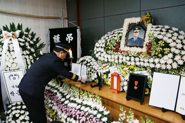 28일 오후 강신명 경찰청장이 경기도 화성장례식장에 차려진 고 이강석 남양파출소장의 빈소를 찾아 고인을 추모하고 있다. 경찰청 제공