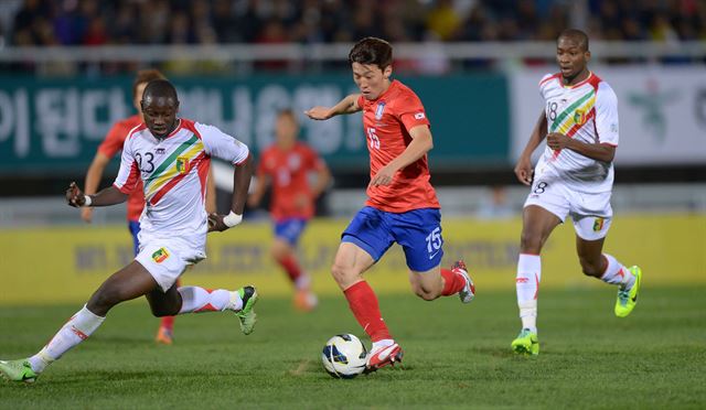 지난 15일 오후 충남 천안종합운동장에서 열린 축구 국가대표팀 대한민국과 말리의 평가전 경기에서 후반전 한국 김보경이 말리 수비를 뚫고 드리블을 하고 있다. 뉴시스