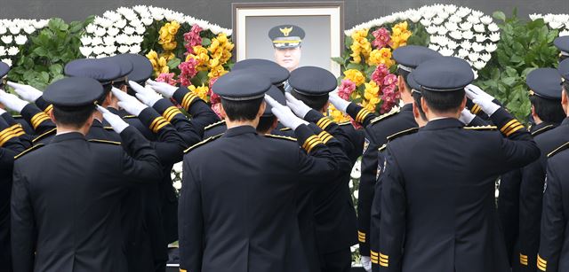 지난달 27일 화성 주택가 총기 사건 현장에서 순직한 경기도 화성서부경찰서 남양파출소장 이강석 경정의 영결식이 1일 오전 화성서부경찰서에서 열려 화성서부서 동료 경찰관들이 고인을 위해 경례하고 있다. 연합뉴스