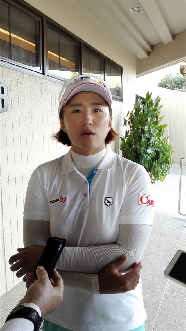 지난달 27일 태국 촌부리에서 열린 미국여자프로골프(LPGA) 투어 혼다 타일랜드 2라운드를 마친 양희영(26)이 기자들과 만나 인터뷰를 하고 있다. 연합뉴스