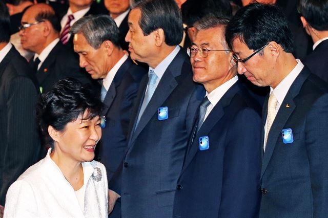 [3월2일자 한국일보 1면 사진] 박근혜 대통령이 1일 오전 서울 종로구 세종문화회관에서 열린 제96주년 3.1절 기념식을 미친뒤 문재인 새정치연합대표 등과 스치며 퇴장을 하고 있다./홍인기기자 hongik@hk.co.kr