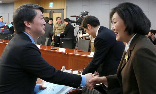 새정치민주연합 안철수·박영선 의원이 지난달 25일 국회에서 열린 `박영선·안철수가 말하는 경제성장을 위한 공정한 시장경쟁 좌담회'에서 인사하고 있다. 연합뉴스