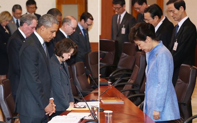 지난해 4월 25일 청와대에서 열린 한미정상회담에서 화사한 하늘색 상의를 입은 박 대통령이 버락 오바마 미국 대통령 등 참석자들과 함께 세월호 희생자를 추모하는 묵념을 하고 있다.