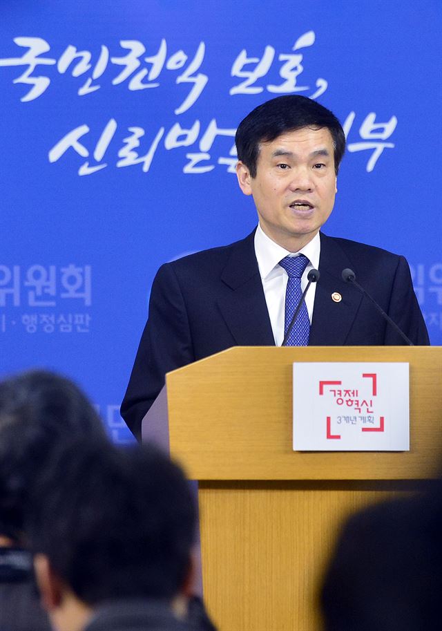 [NISI20150304_0010683420] 【서울=뉴시스】최동준 기자 = 이성보 국민권익위원회 위원장이 4일 오전 서울 세종로 정부서울청사 브리핑실에서 김영란법 관련 브리핑을 하고 있다. 2015.03.04. photocdj@newsis.com <저작권자ⓒ 공감언론 뉴시스통신사. 무단전재-재배포 금지.>