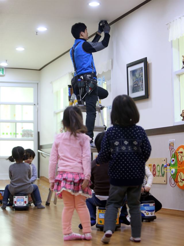 전국적으로 어린이집 보육교사들의 아동 폭행 신고가 잇따르는 가운데 21일 대전 서구의 한 어린이집이 이를 예방하고자 실내에 CCTV를 설치하고 있다. 연합뉴스