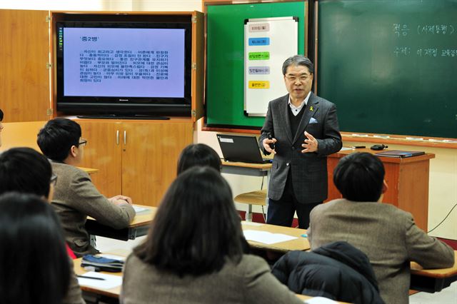 4일 경기 수원 서호중학교에서 1일 명예교사가 돼 수업하고 있는 이재정 경기교육감. 뉴시스