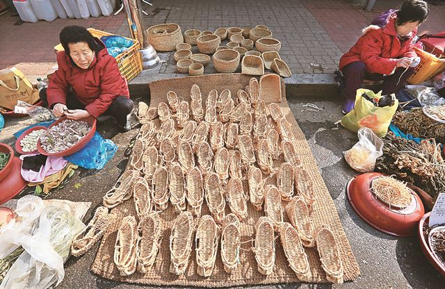 주민들이 직접 생산한 물건을 들고 나오는 장흥토요시장의 할머니 장터. 지역 농수산물 외에 짚신이나 광주리 같은 특별한 물건을 보는 재미가 솔솔하다.