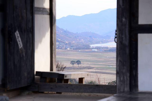 평사리는 박경리 대하소설 ‘토지’의 배경이다. ‘최참판댁’ 문 밖으로 평사리를 지나는 봄소식이 들리고 있다.