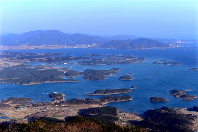 하동 끝자락 금오산 정상에서 본 다도해 풍경. 산 정상까지 도로가 나 있어 부지런하다면 일출을 보기에도 좋은 곳이다.