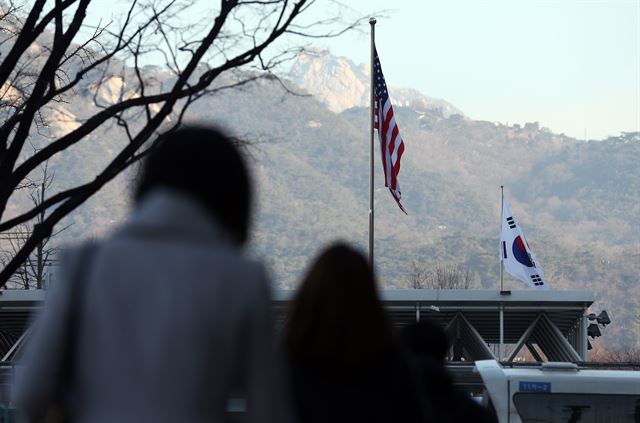 마크 리퍼트 주한 미대사에 대한 테러 사건이 발생한 5일 오전 서울 종로구 주한미국대사관에 걸린 성조기와 역사박물관 앞 태극기가 함께 보이고 있다. 연합뉴스